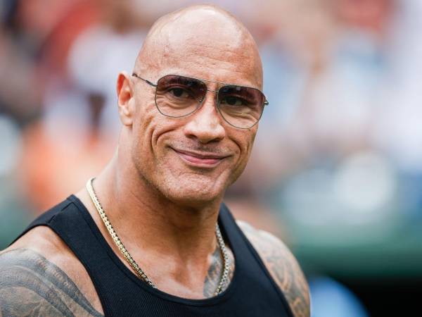 En una entrevista publicada por Esquire, Dwayne Johnson reveló que descubrió un bulto doloroso en uno de sus testículos, una situación que lo dejó paralizado ante la posibilidad de un cáncer. Lo que vino después fue una carrera contrarreloj entre el miedo, el deber profesional y una soledad elegida.