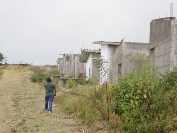 El proyecto Villa Solidaridad, que prometía albergar a 105 familias, luce abandonado entre paredes sin terminar y terrenos llenos de maleza.