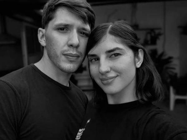 En el centro de Rosario, Argentina, se desencadenó una tragedia que conmociona al país, un joven de 22 años asesinó a su novia de una puñalada en el cuello, luego llamó al 911 para que la atendieran y horas después se suicidó tras arrojarse desde la terraza de un edificio.