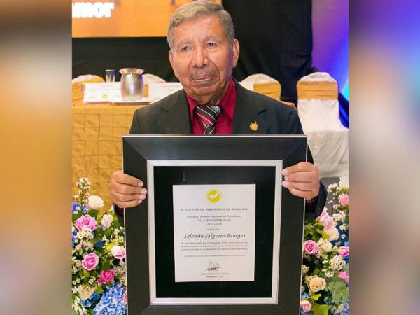 Salomón Salguero Banegas, nacido en Sulaco, Yoro, en 1942, falleció este miércoles a los 83 años, dejando un legado imborrable en el periodismo hondureño. Fue testigo de uno de los episodios más duros en la historia de Honduras: la guerra del 69 con El Salvador, también llamada la guerra del futbol.