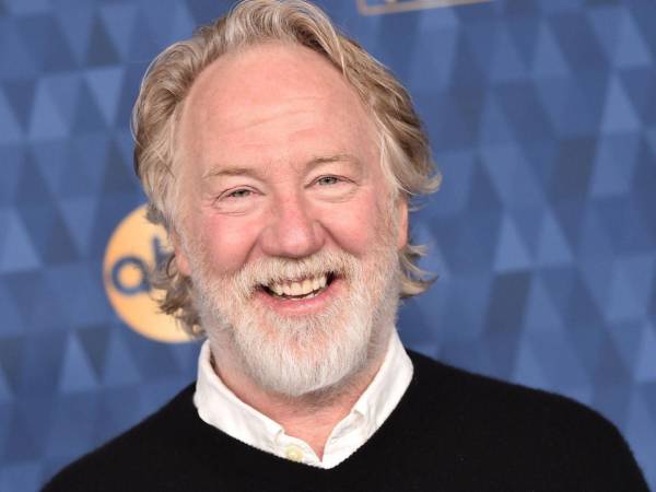 Enfrenta tres cargos relacionados con abuso infantil y contacto sexual con menores durante el rodaje de 'The Cleaning Lady', donde dirigía entre 2022 y 2025.