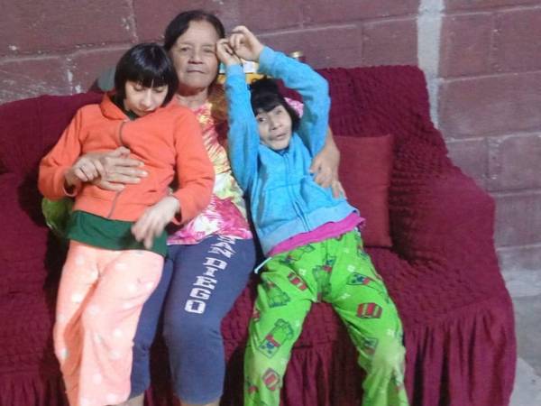 Madre hondureña suplica ayuda para sus hijas enfermas. Los gastos de leche, pañales y medicinas superan lo que Luz Amparo Fonseca puede costear sola.