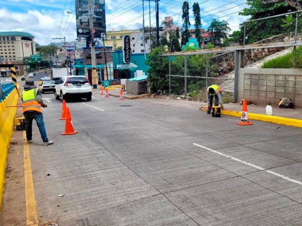 El bulevar Juan Pablo II fue intervenido con nueva señalización horizontal para mejorar la circulación y seguridad de los conductores.