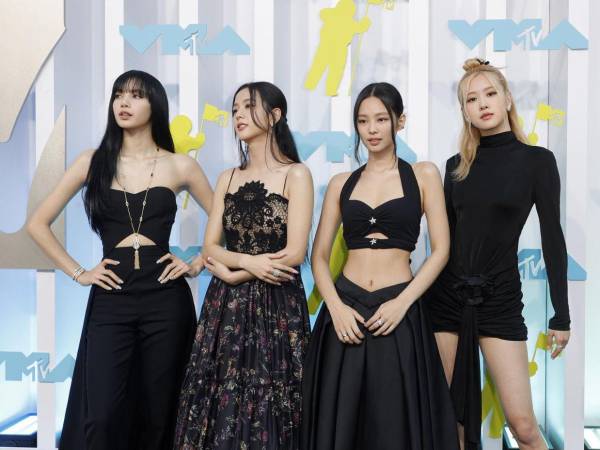 La banda anuncia su tercer álbum mientras se encuentra en plena gira mundial.