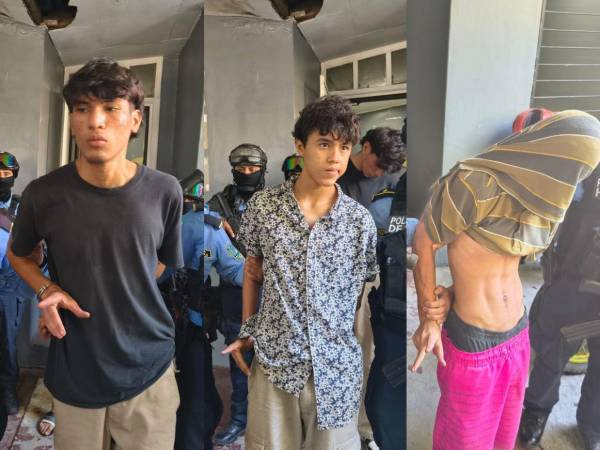 Los tres jovencitos se identificaron como miembros de la Pandilla 18, al hacer con sus manos las caracteristicas señales de esa organización.