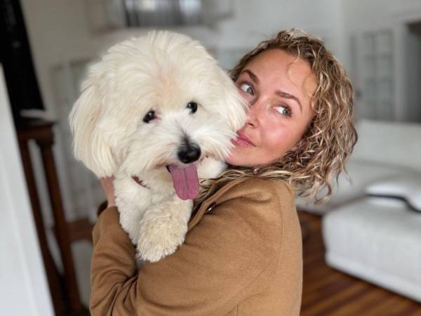 Nuevos movimientos policiales se registraron en la residencia familiar de Brian Hickerson, pareja de Hayden Panettiere, mientras avanza la investigación sobre las circunstancias del fallecimiento de la actriz.