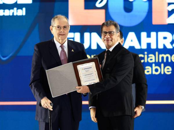 José Roberto Leiva con su cuadro honorífico, por su invaluable trabajo al frente de FUNDAHRSE por muchos años. Él fue el homenajeado de la gala, quien recibió la potente ovación del público.