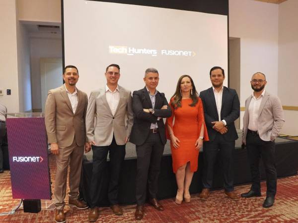 Ejecutivos comparten ideas durante Tech Hunters. El evento destacó la importancia de preparar el talento humano para los equipos híbridos (humanos + IA) que dominarán el panorama laboral en los próximos 5 años.