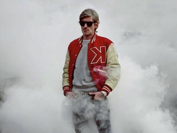 El DJ francés Kavinsky, estrella de la electrónica francesa y conocido por temas como 'Nightcall', de la banda sonora de la película 'Drive' (2011), protagonizada por Ryan Gosling, fue hallado muerto en su casa de París, a los 50 años, informó el reciente miércoles 29 de julio el diario Le Parisien.