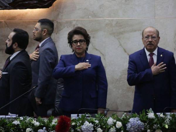 Momento en que se interpretaba el Himno Nacional de Honduras.