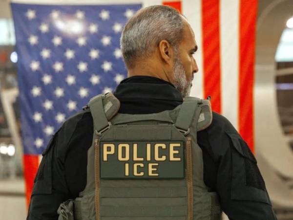 Los congresistas extienden las denuncias a la instalación del ICE en Orlando, donde hasta 80 personas pasan días en celdas abarrotadas y con grilletes 16 horas al día.