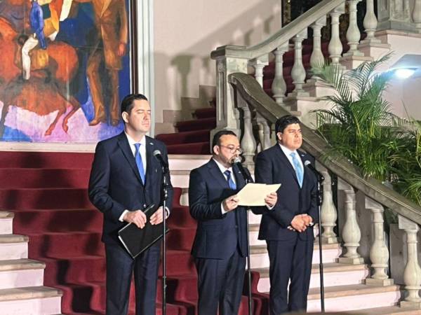 Emilio Enrique Hércules de la Secretaría de Finanzas, el secretario de Comunicación y Estrategia, José Augusto Argueta y el presidente del Banco Central, Roberto Fernando Lagos.