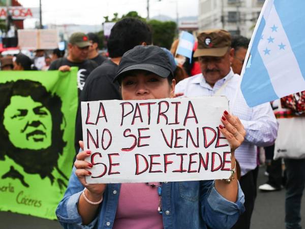 Con pancartas y banderas la movilización se dirigió hasta el centro de la capital, mientras los desfiles se desarrollaban en el bulevar Morazán.