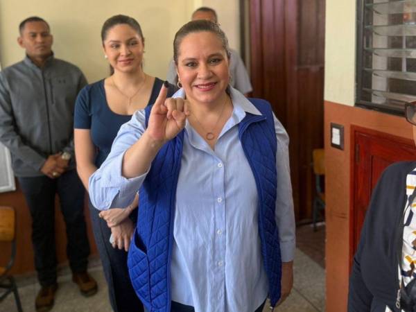 Ana García ejerció el voto en Gracias, Lempira, y reiteró que el expresidente Juan Orlando Hernández retornará en pocos días.