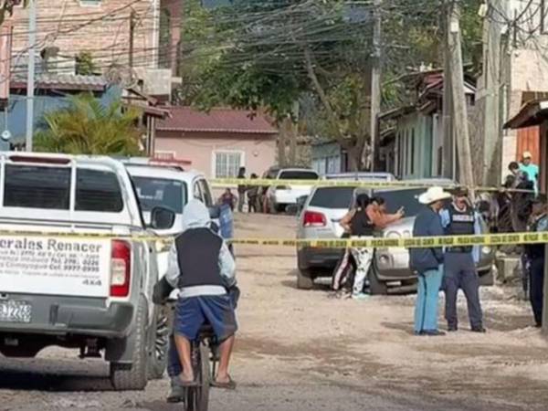 La víctima fue identificada como Elvin Cerna, quien en vida se dedicaba a la albañilería, según información preliminar recabada en el lugar de los hechos.