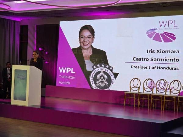 Xiomara Castro recibió el premio Trailblazer de la organización Women Political Leaders en Montenegro.