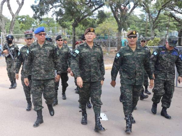 Durante el recorrido por el Centro Logístico Electoral del Infop.
