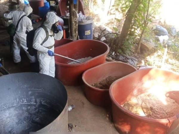 La SSPC destacó que en el laboratorio clandestino también se aseguraron centrifugadoras, quemadores, tanques de gas, 50 tinas con capacidad de 200 litros, dos plantas de luz, ventiladores, mezcladoras, bombas de agua y diversas herramientas utilizadas para la elaboración de narcóticos.