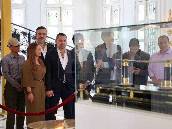 Tomás Zambrano recorió el mausoleo donde reposan los restos del prócer hondureño Francisco Morazán.