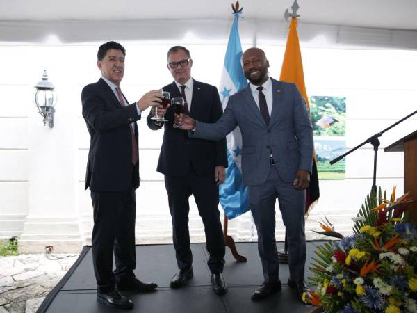 Como parte del inicio de las celebraciones por los 216 años del grito de independencia de Ecuador, el embajador del país sudamericano Germán Ortega, el vicecanciller Antonio García y el cónsul Jaime Campas brindaron junto a los presentes por el futuro de ambos países.