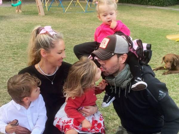 Iglesias y Kournikova iniciaron su romance en 2001, luego de que el cantante español invitara a la tenista para ser protagonista del video de su canción “Escape”.