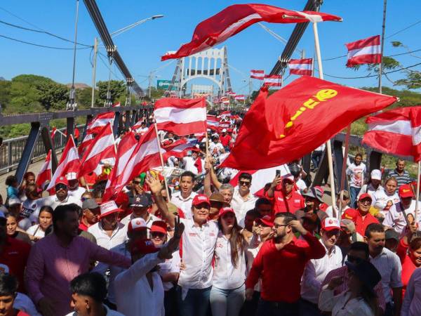 Uno de los que decidió salir de la capital y compartir en otro punto de Honduras fue Salvador Nasralla.