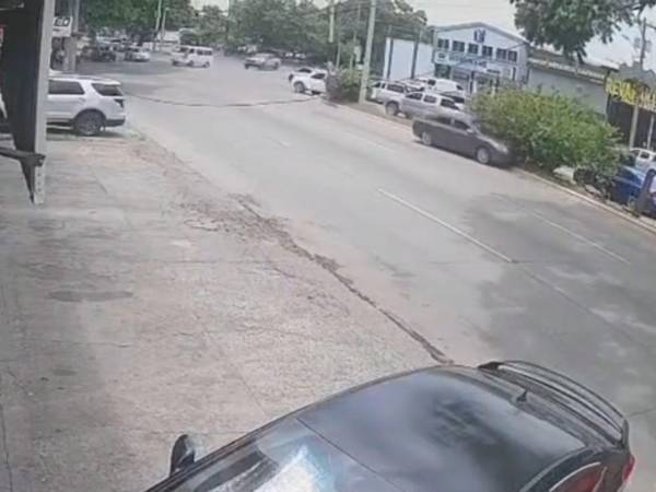 Antes de atropellar a las mujeres, el carro impactó contra un árbol en la mediana.