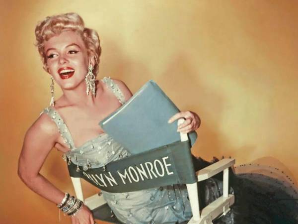 Marilyn Monroe fue mucho más que el icono de glamour que la convirtió en mito global. Detrás de esa imagen, a menudo reducida al estereotipo de símbolo sexual, hubo una actriz rigurosa, formada en el método, y una figura clave en la lucha por el control creativo en Hollywood.