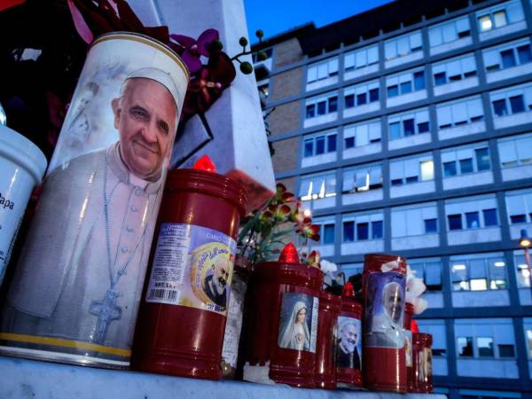 El papa Francisco lleva 14 días hospitalizado tras sufrir problemas respiratorios.