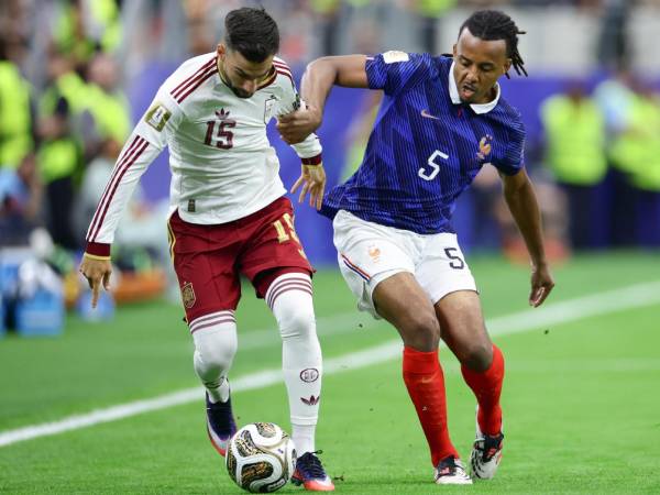 El partido de semifinal comenzó muy apretado, cortando las jugadas desde un principio.