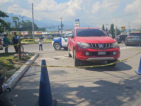 El profesional del derecho se aprestaba a abordar su vehículo color rojo, cuando fue interceptado por los delincuentes.