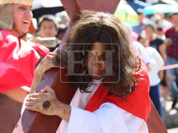 Miles de fieles comenzaron el recorrido del Viacrucis en la iglesia San Francisco de la capital de Honduras.