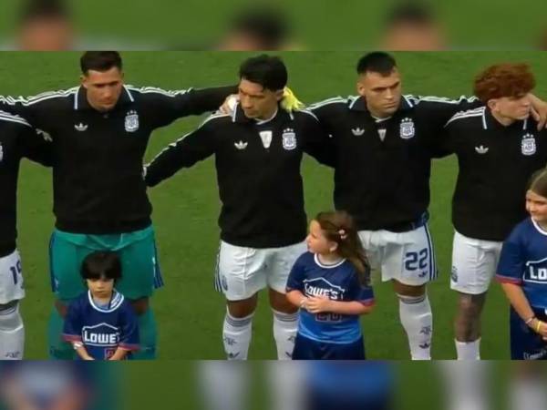 Los futbolistas argentinos reaccionaron con sorpresa y desconcierto cuando, durante la ceremonia previa al partido ante Honduras, comenzó a sonar Bombón Asesino en lugar del himno nacional de su país.