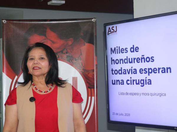 Blanca Munguía, directora de salud de la Asociación para una Sociedad más Justa (ASJ), presentó el informe sobre los pacientes que siguen esperando ser operados en el sistema sanitario público.