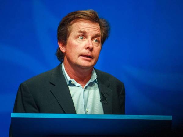 Michael J. Fox se ha convertido en uno de los referentes más importantes de Hollywood. Cuando su carrera como actor estaba en su punto álgido, un temblor en los dedos de sus manos desembocó en uno de los diagnósticos más devastadores: la enfermedad de párkinson.