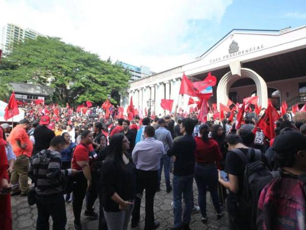 Decenas de militantes de Libre llegaron a Casa Presidencial.