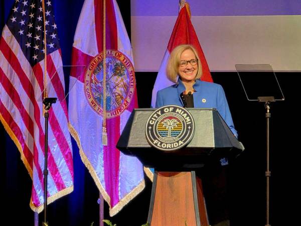 Eileen Higgins asume como la primera alcaldesa demócrata de Miami