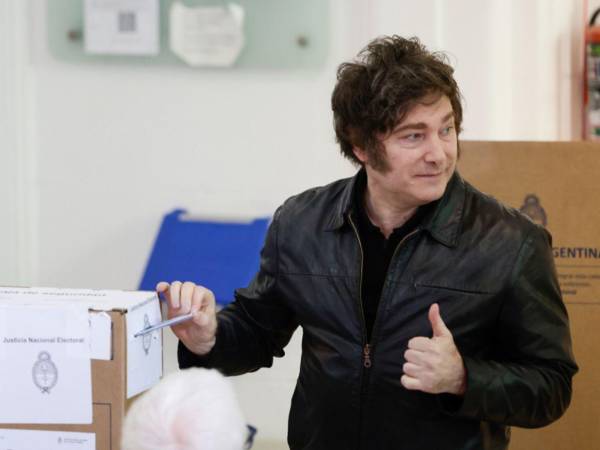 El presidente de Argentina, Javier Milei, reacciona durante su votación este domingo, en la Universidad Tecnológica Nacional, en Buenos Aires (Argentina). El ultraderechista Milei emitió su voto en las elecciones legislativas que se celebran en el país suramericano, primer test electoral a nivel nacional para su Gobierno, iniciado a finales de 2023.