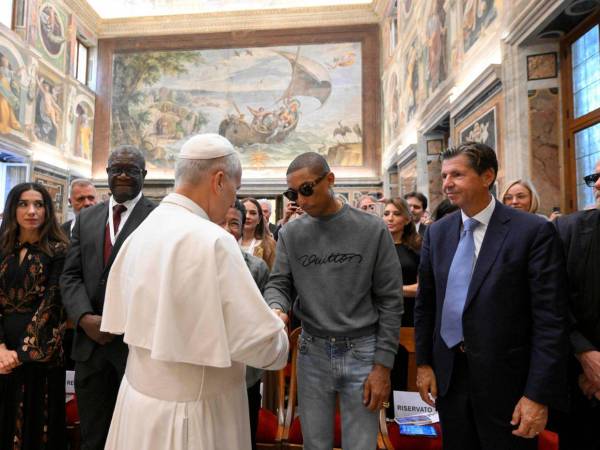 Luciendo una sudadera Louis Vuitton y unas gafas de sol, el cantante estrechó la mano del líder religioso.