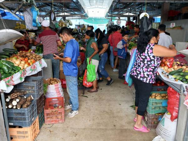 Los locatarios de la Feria de Villa Nueva rechazan cobros de puestos y parqueo, y exigen que la Alcaldía cumpla la promesa de mantenerlos gratuitos.