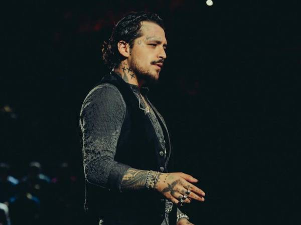 Christian Nodal ha sido una de las figuras más comentadas en el mundo del espectáculo, no solo por su música sino también por su vida personal. Sus relaciones sentimentales han estado bajo el escrutinio público, y el cantante lo sabe. Ahora, en una reciente entrevista, afirma que ha aprendido de sus errores y que no pretende volver a cometerlos. A continuación, los detalles.