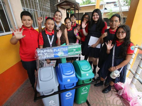 Los primeros centros educativos reciben los contenedores de reciclaje como parte del programa de Escuelas Amigables con el Ambiente de EL HERALDO.
