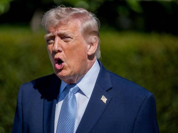 En una rueda de prensa ofrecida poco después, Trump repitió que los iraníes quieren que EE.UU. siga bombardeando, incluso si eso los pone en peligro, porque sus vidas corren un riesgo mucho mayor.