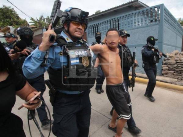 Uno de los supuestos integrantes de estructuras criminales señalados de intimidar a pobladores de la colonia Villa Nueva, en Tegucigalpa, fue capturado por las autoridades, luego del desplazamiento forzado de varias familias de la zona.
