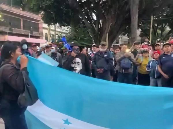 La movilización coincide con la convocatoria de los jefes de bancada al Congreso Nacional que sesionarán este martes.