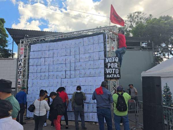 El actual alcalde, que corre por la reelección a la Alcaldía Municipal del Distrito Central (AMDC), Jorge Aldana, pegó en una manta, todas las actas de cierre, mientras el permanece desde hace 17 días en una carpa afuera del Centro Logístico Electoral (CLE), a la espera de resultados.