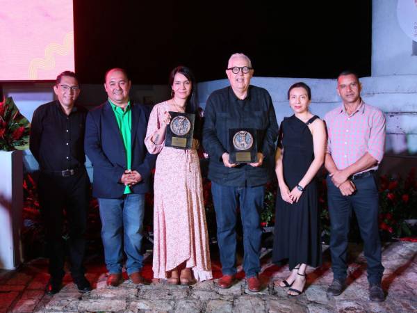 En medio de una noche marcada por la lluvia y la celebración literaria, el Festival de Los Confines reconoció la trayectoria de Mayra Oyuela y Víctor Rodríguez Núñez. Armando Maldonado, Salvador Madrid, Iveth vega y Néstor Ulloa lo hicieron posible.