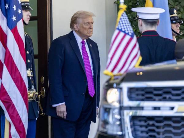 Trump confirmó que EE UU atacó un submarino en el Caribe cargado de droga y advirtió que evalúa nuevas operaciones contra el narcotráfico cerca de Venezuela