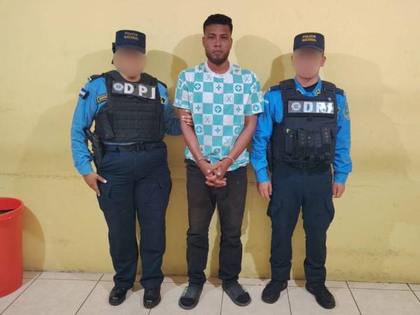 Edras Isaí Izaguirre Sánchez al ser capturado por agentes de la Dirección Policial de Investigaciones (DPI), en el municipio de Orica.