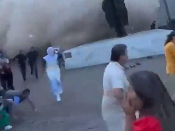Momento en que las personas buscaban ponerse a salvo mientras todo a su alrededor se derrumbaba.